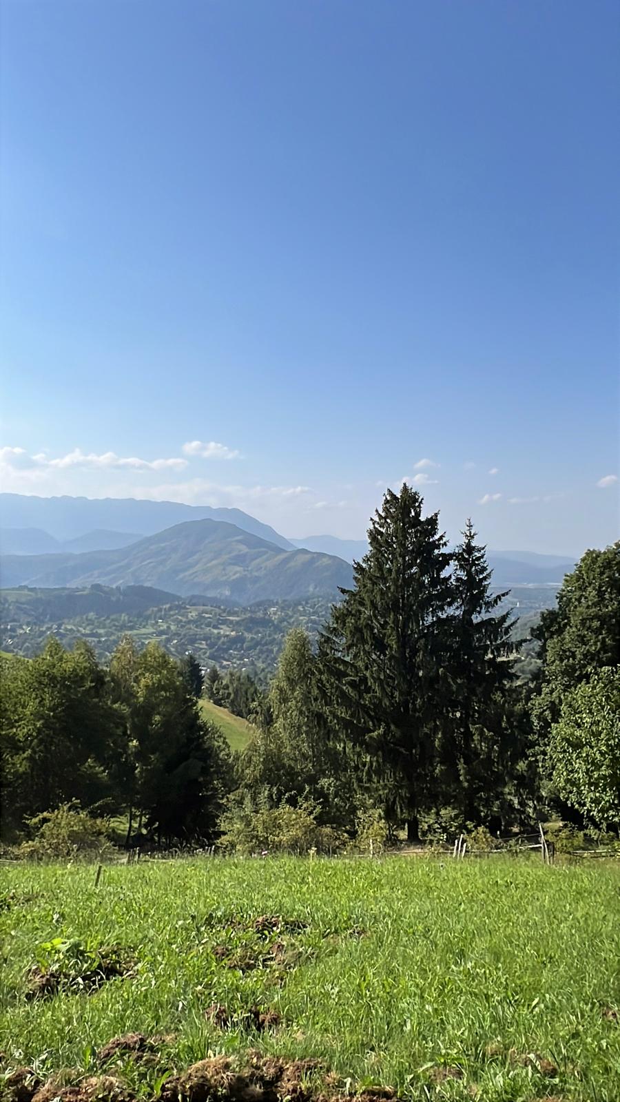 Deschidere verde către munți și vale