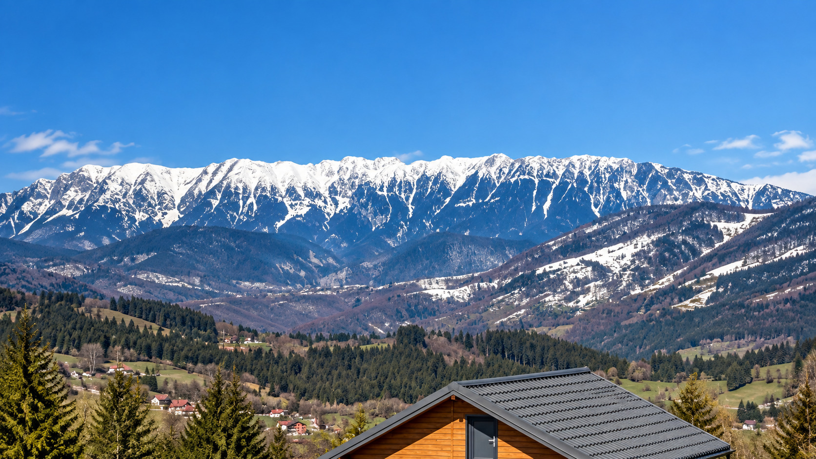 Creasta înzăpezită văzută din zona Panoramic Cabins
